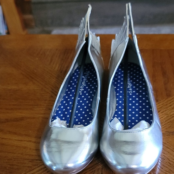 NIB Cool Silver winged flats Various sizes - Picture 3 of 11